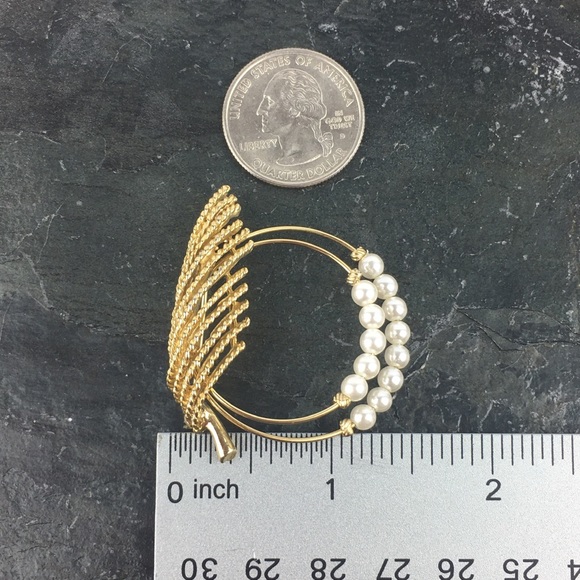 Gold Tone Faux Pearl Brooch Pin - Picture 4 of 6